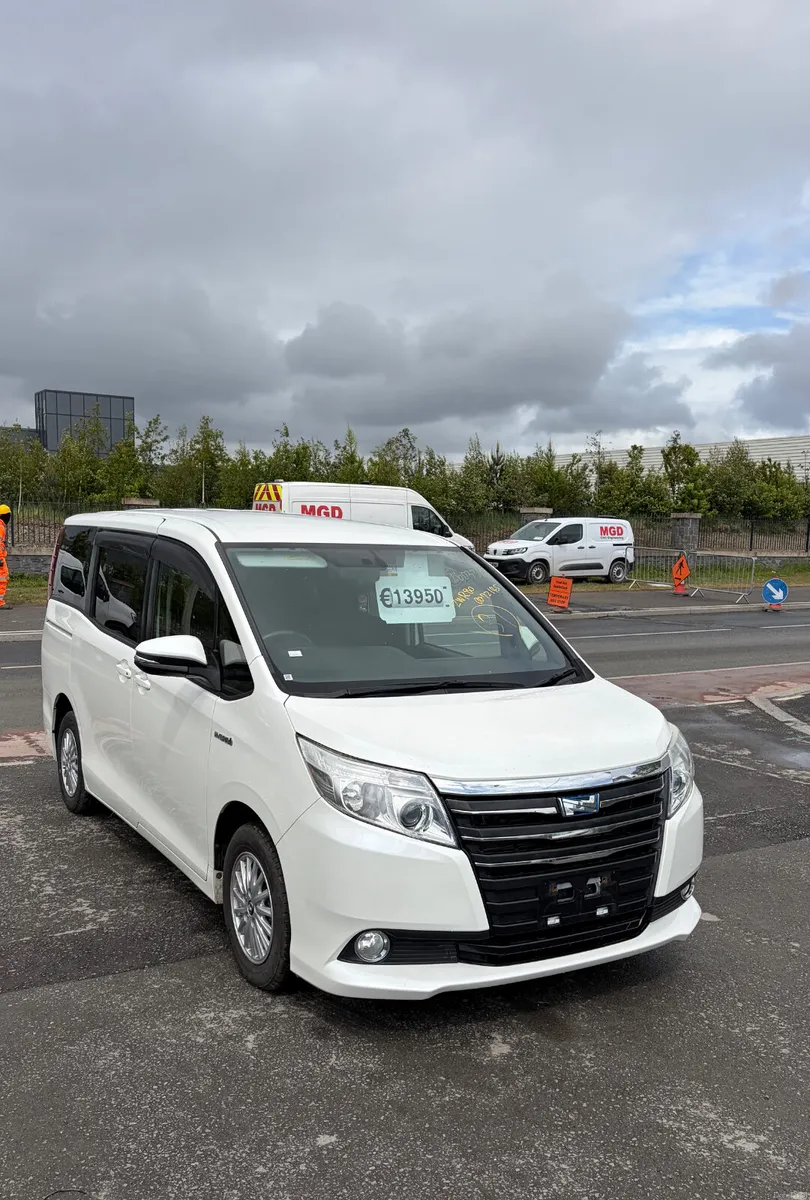 2014 Toyota Noah 1.8 Hybrid 7 seater - Image 2