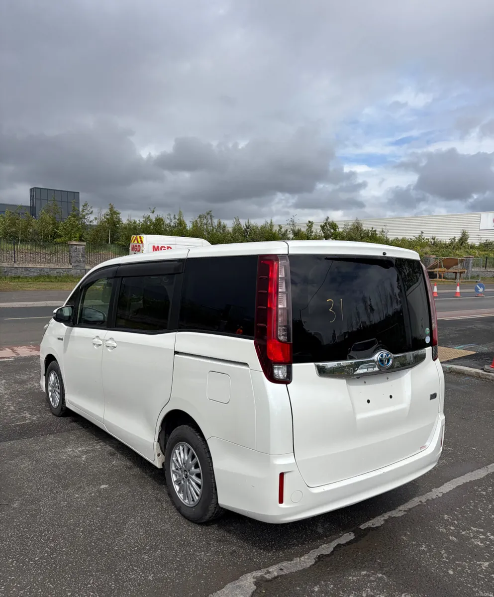 2014 Toyota Noah 1.8 Hybrid 7 seater - Image 3