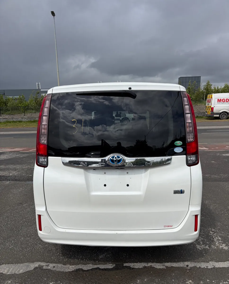2014 Toyota Noah 1.8 Hybrid 7 seater - Image 4