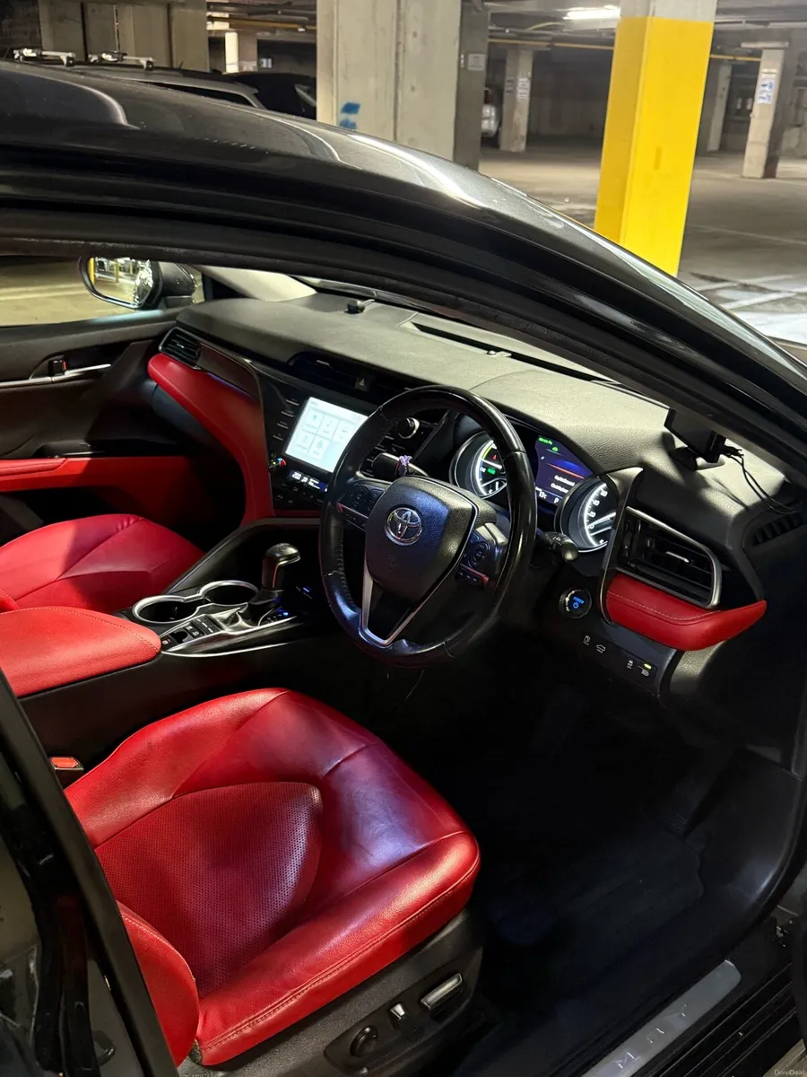 2021 Toyota Camry Hybrid Sport / Black edition - Image 4