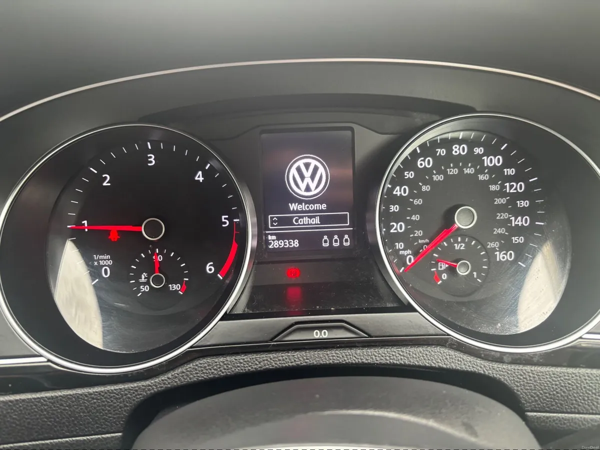 Volkswagen Passat 2017 - Image 2