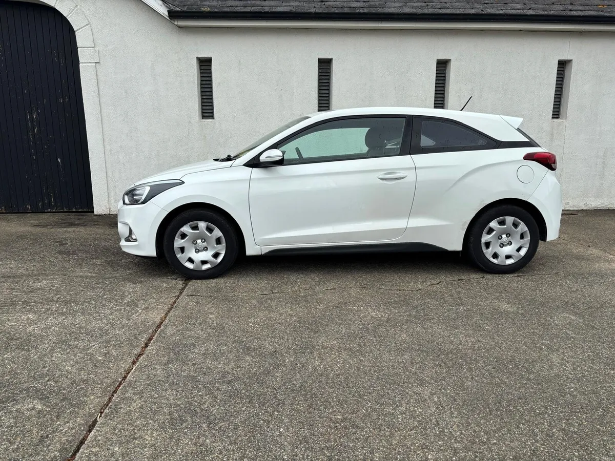 Hyundai i20 Classic Coupe 1.4 D 2018 - Image 2
