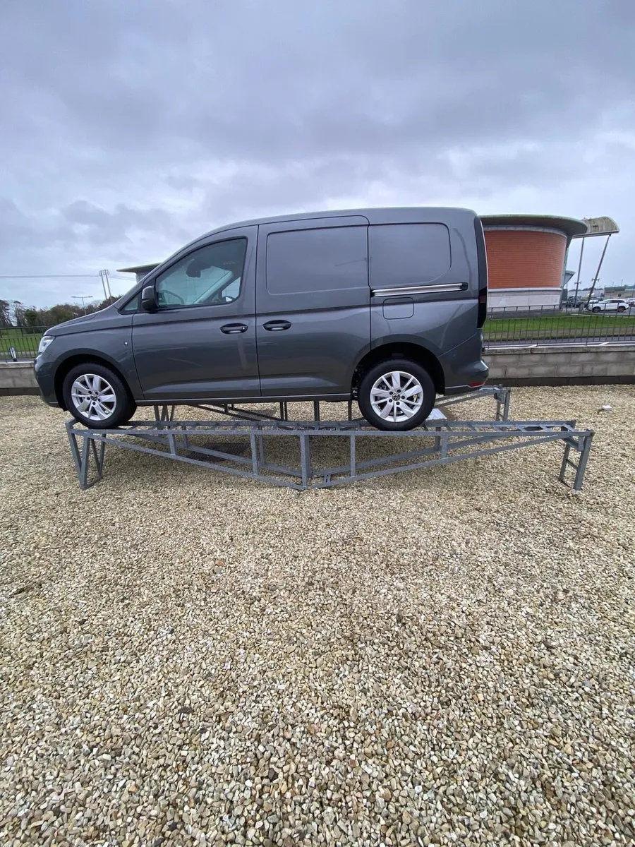 Car display stands - Image 3