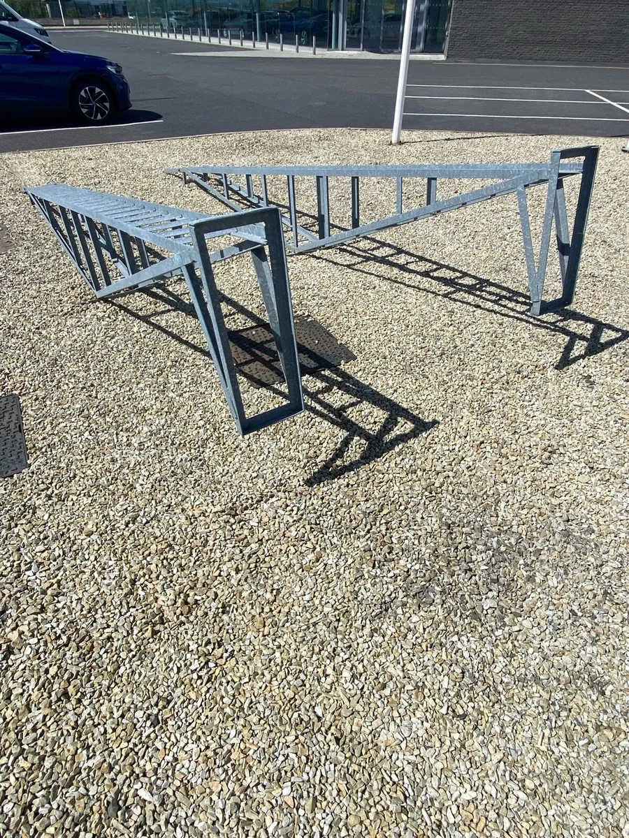 Car display stands - Image 1