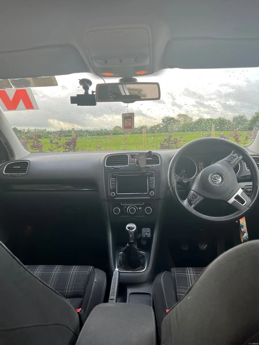 Volkswagen Golf 2011 - Image 2