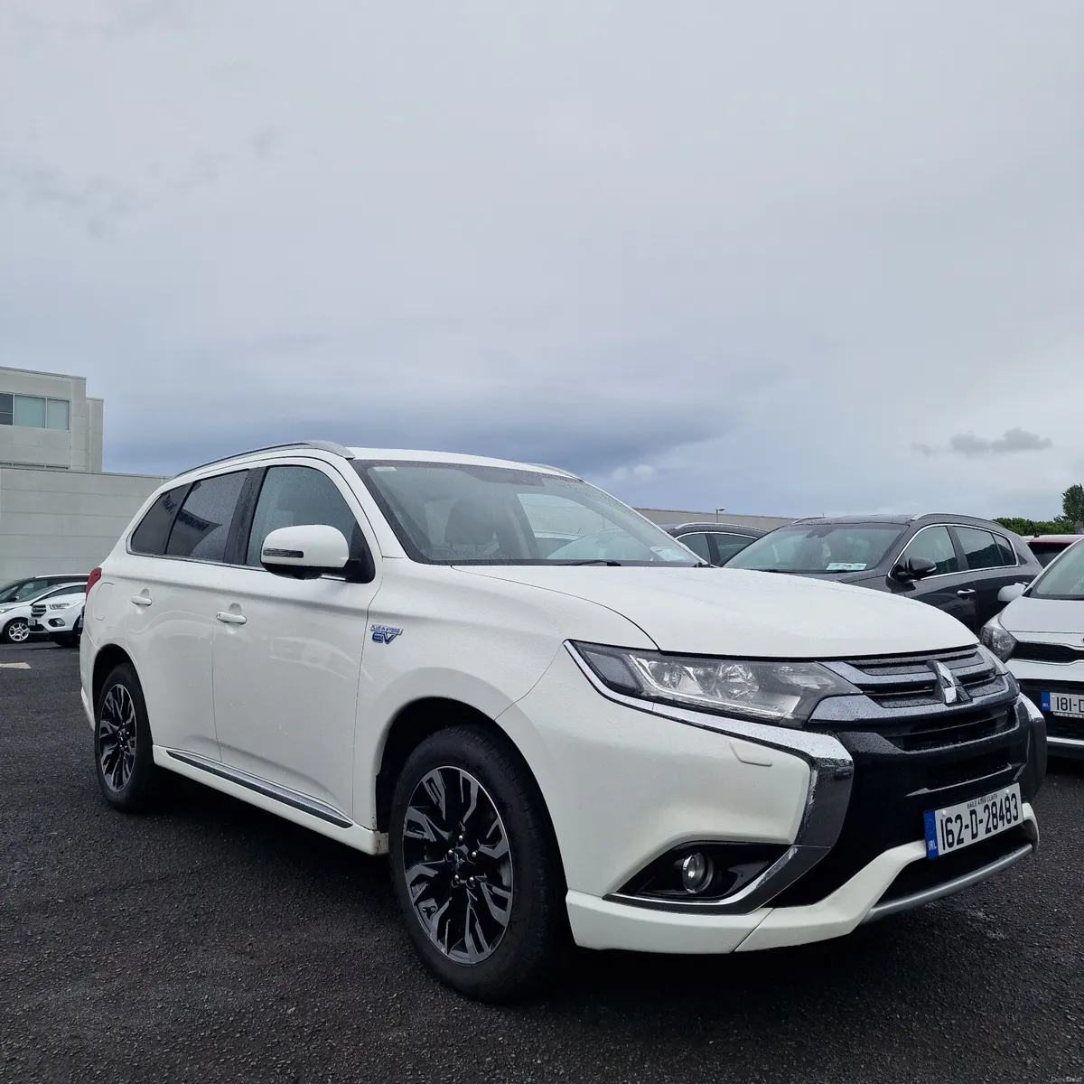 Mitsubishi Outlander 2016 High Specs Low Miles 4WD - Image 1