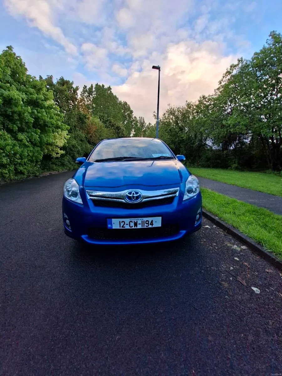 Toyota Auris Petrol Hyrbrid Hatchback Blue - Image 1