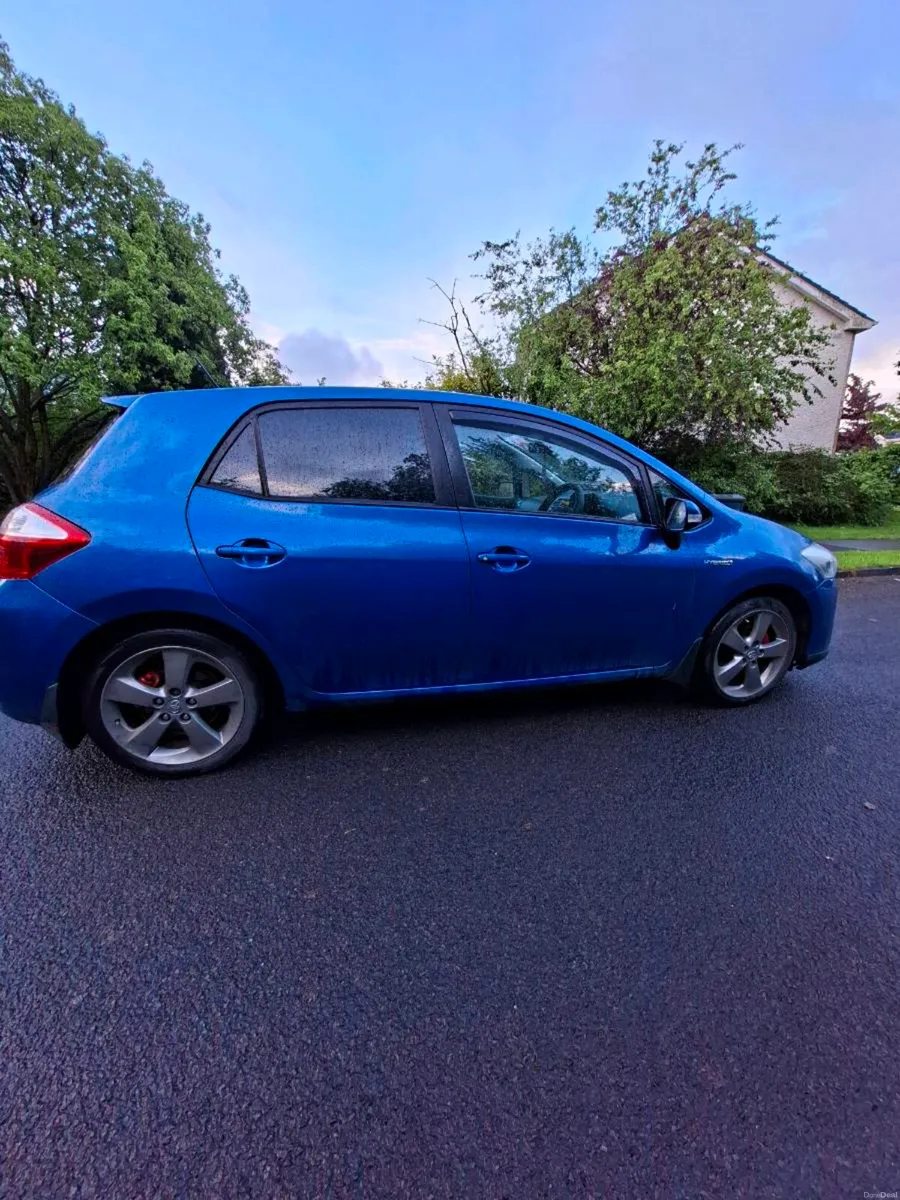 Toyota Auris Petrol Hyrbrid Hatchback Blue - Image 3