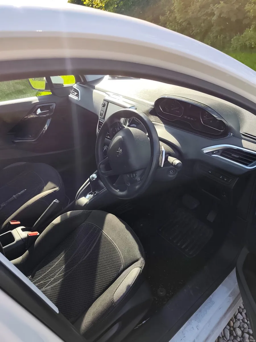 Peugeot 208 2014 - Image 4