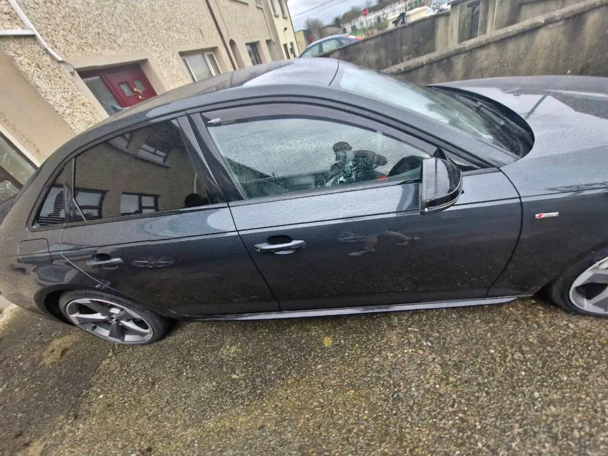 Audi A4 Black Edition - Image 4