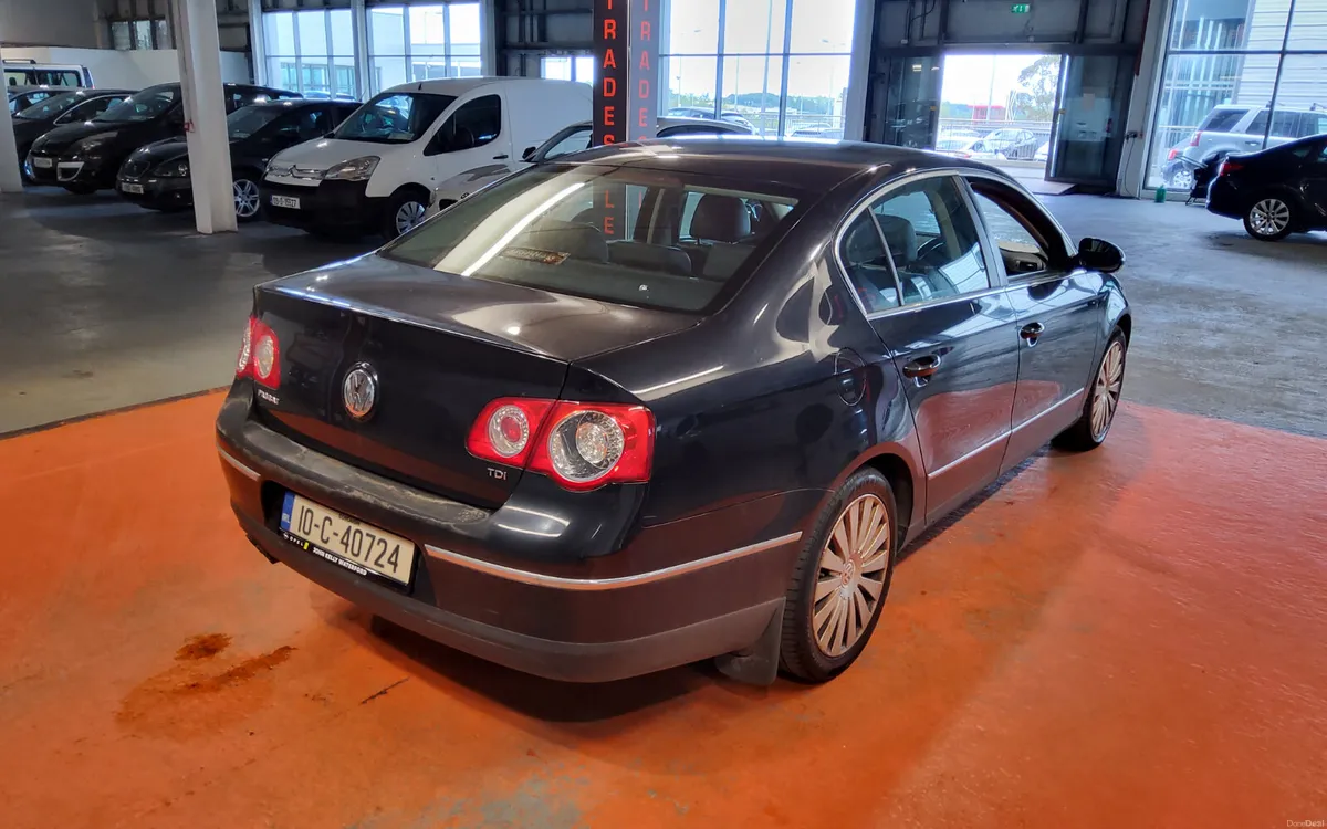 Volkswagen Passat 2010 - Image 4