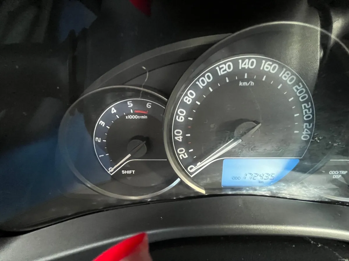 Toyota Auris 2016 - Image 2