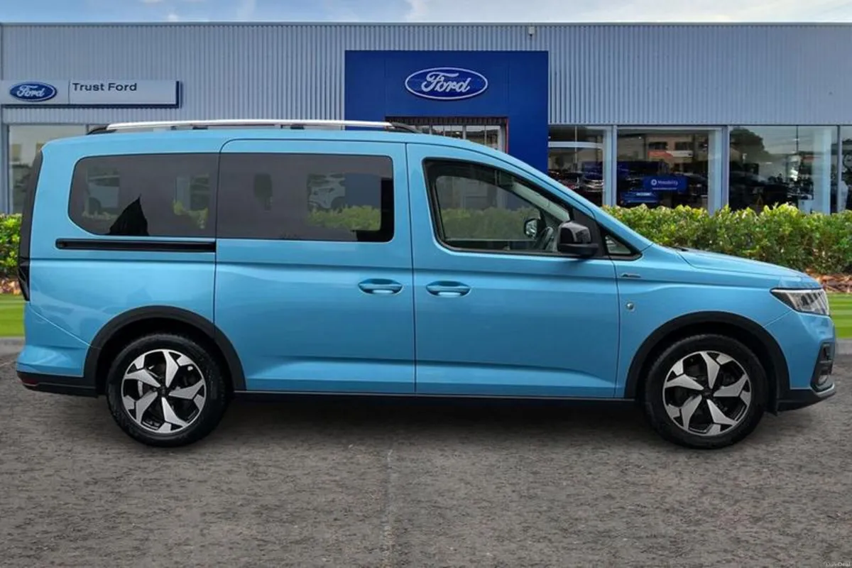 Ford Tourneo Connect 2.0 EcoBlue Active MPV 5dr Di - Image 3