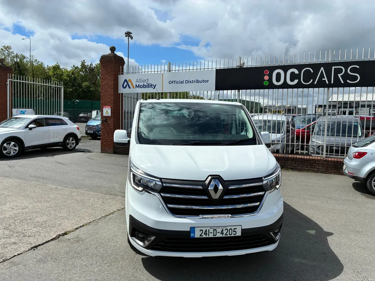 9 Seater Renault Trafic Wheelchair Accessible Taxi - Image 2