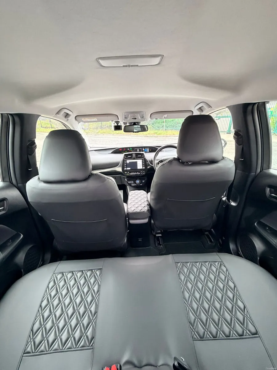 2022 Toyota prius White - Image 4