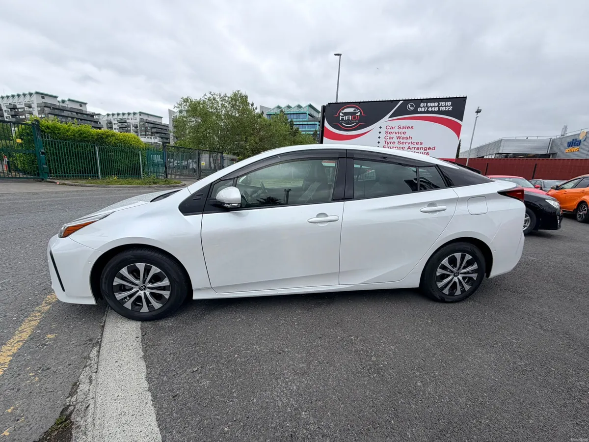 2022 Toyota prius White - Image 2