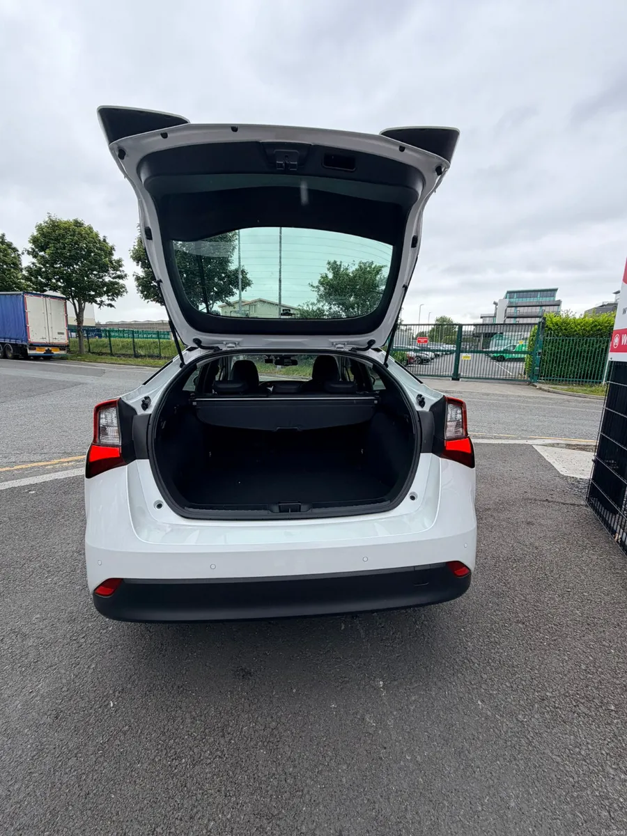 2022 Toyota prius White - Image 3