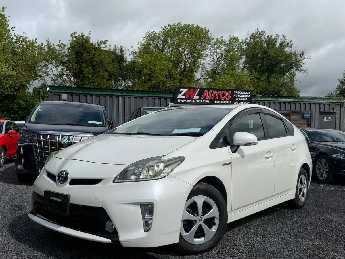 15 TOYOTA PRIUS HYBRID - Image 1