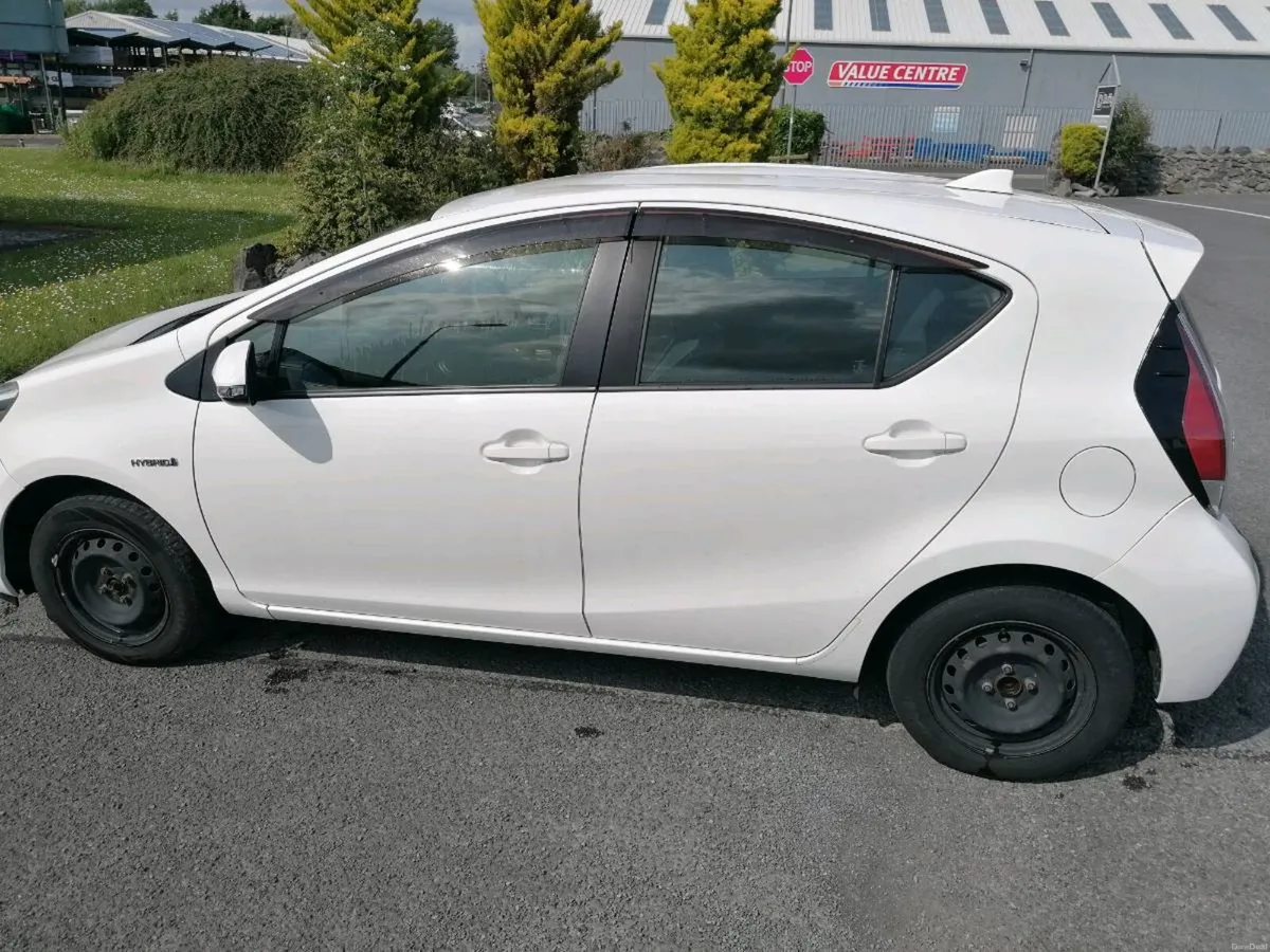 162 Toyota aqua hybrid - Image 3