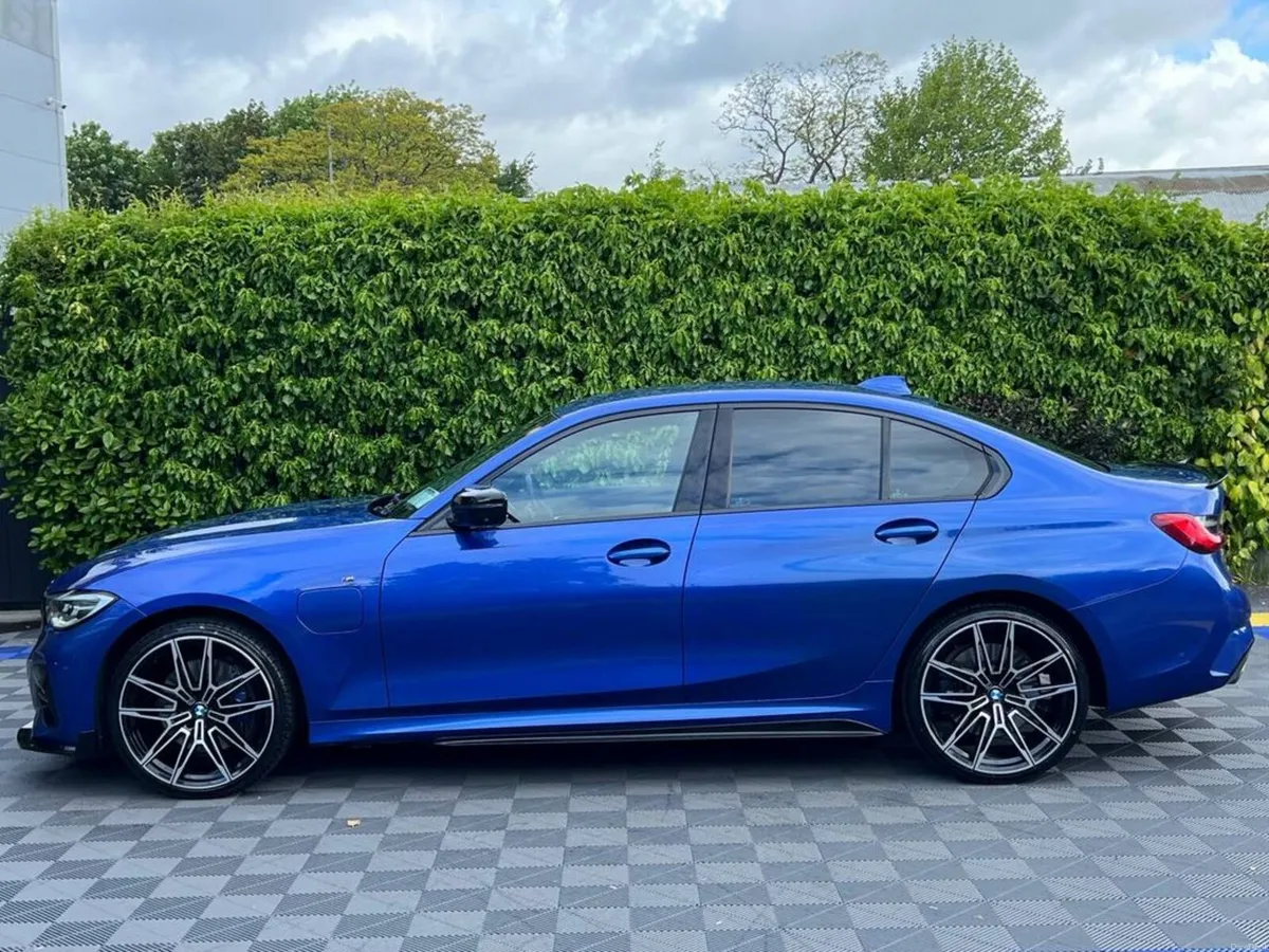 BMW 3-Series 330e M-SPORT COMPETITION 2.0 HYBRID / - Image 3