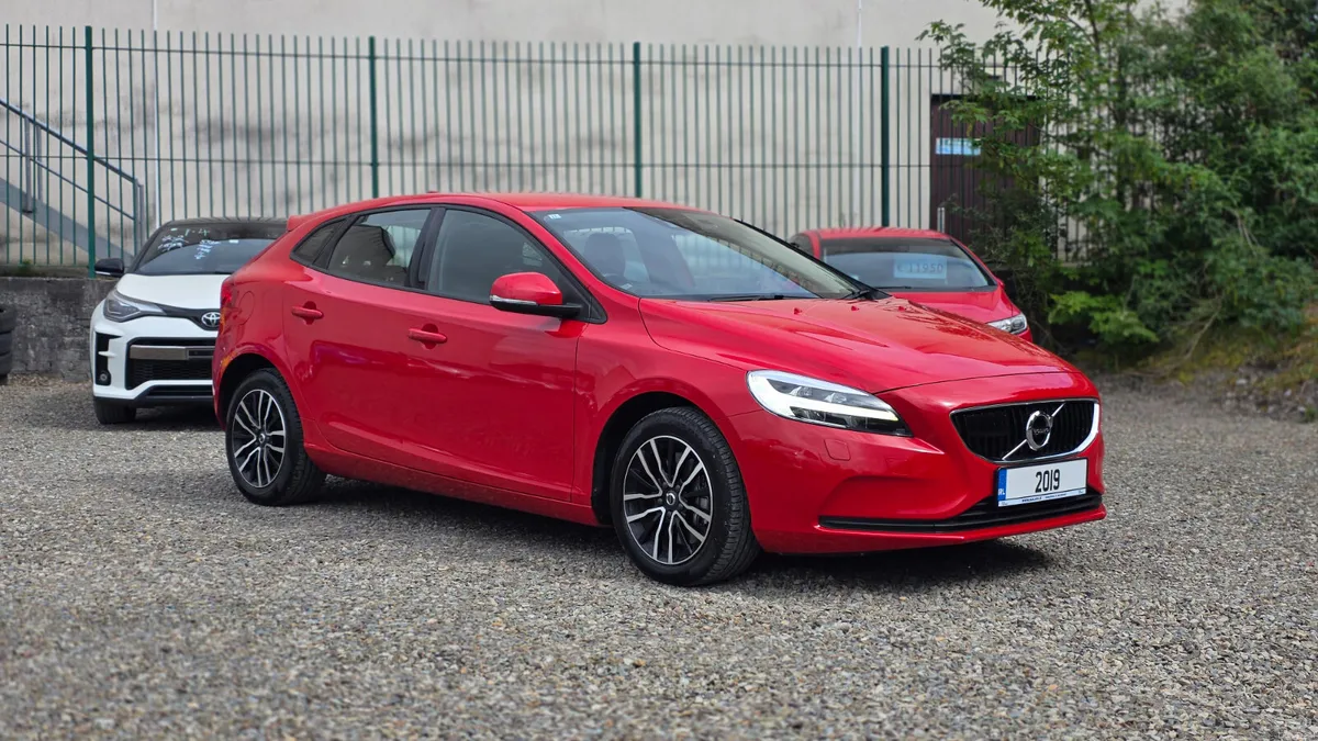 2019 Volvo V40 T3 Kinetic - Image 1