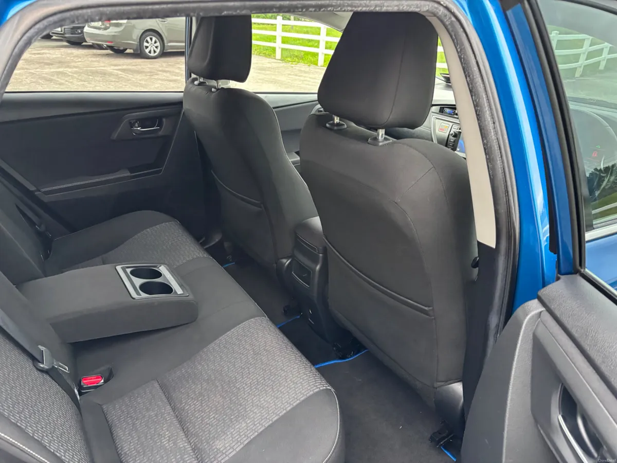 Toyota Auris 2014 Hybrid - Image 3