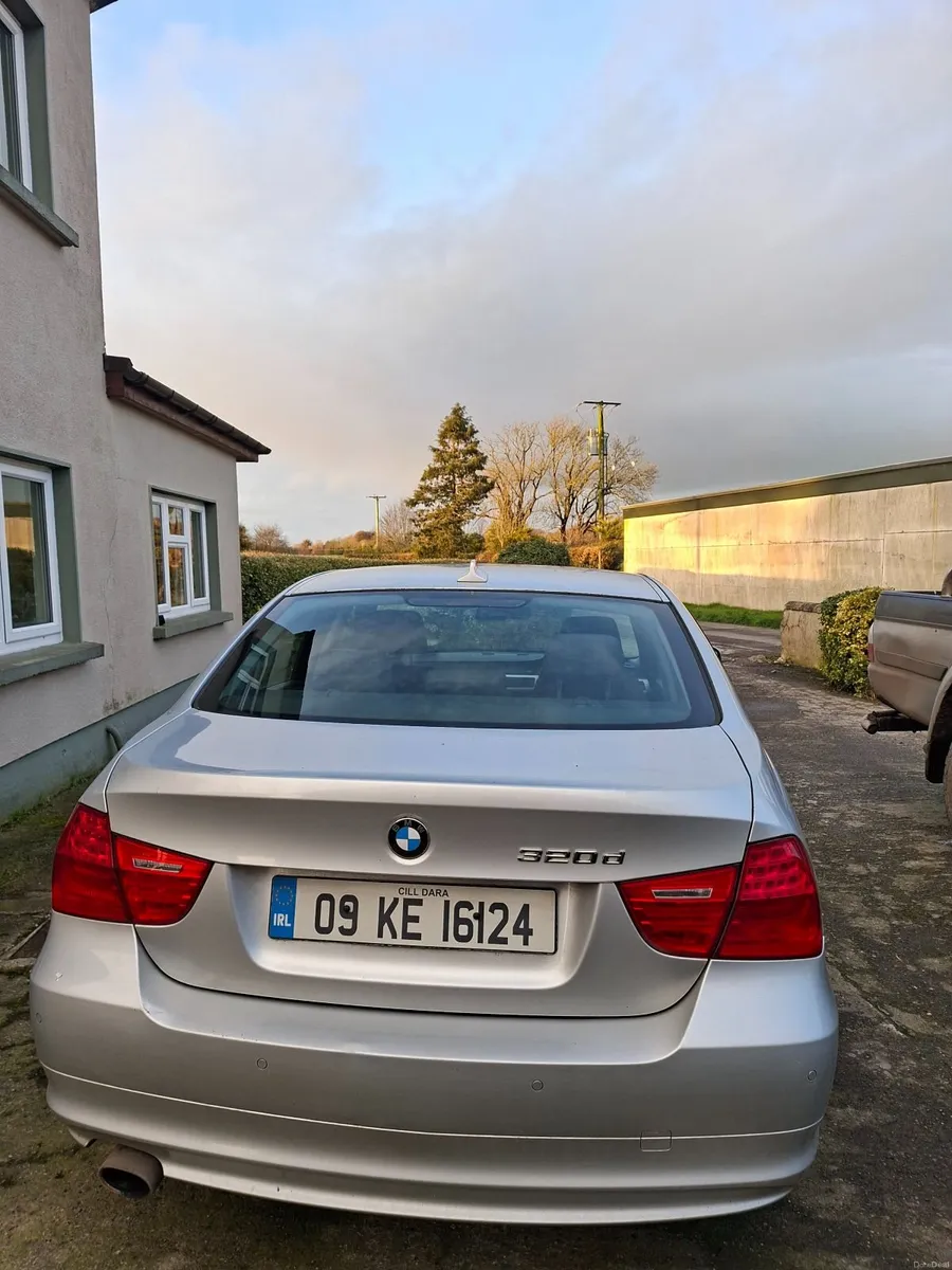 BMW 3-Series 2009 - Image 2