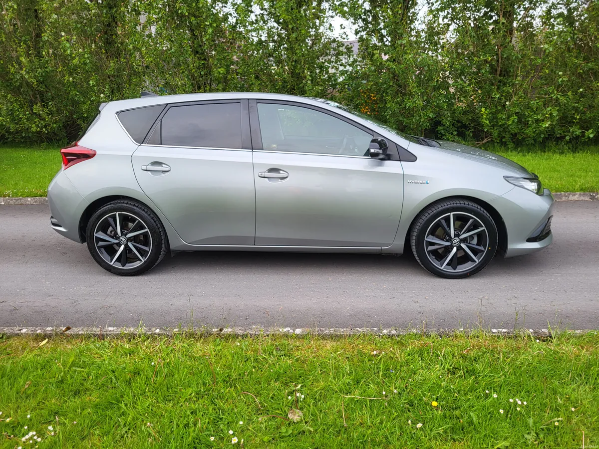 Toyota Auris  HYBRID AUTOMATIC - Image 2