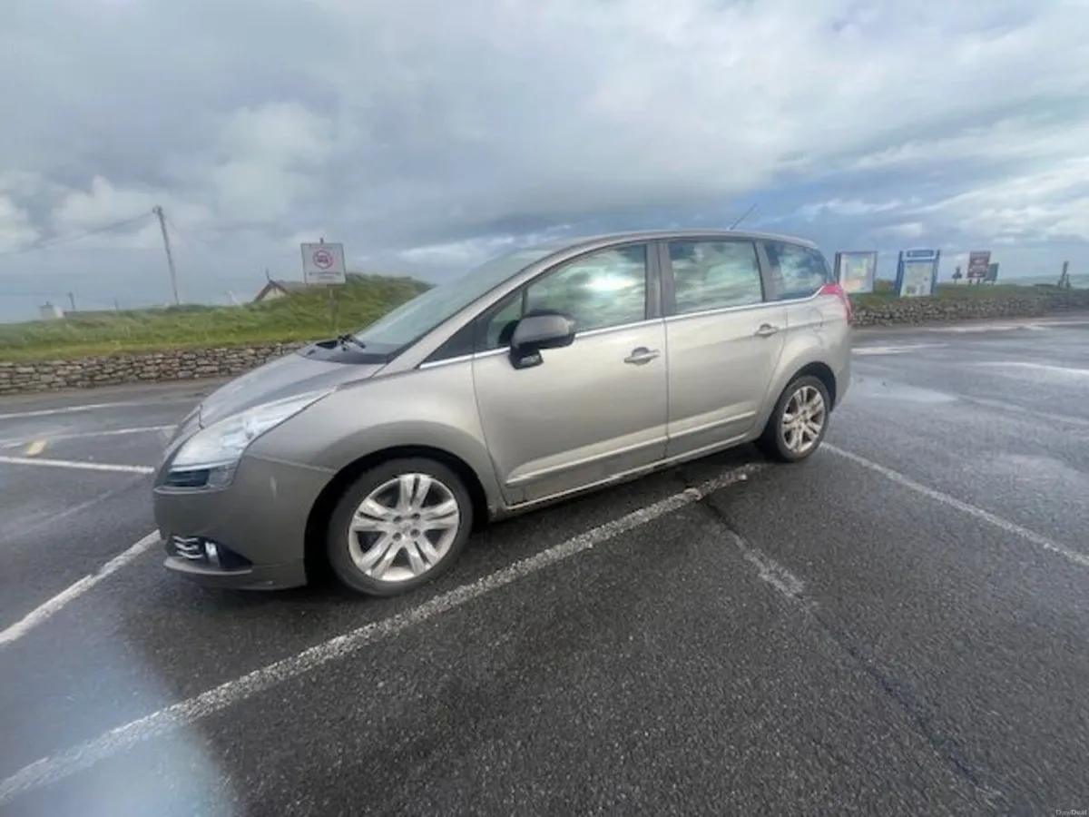 Peugeot 5008 2012 - Image 2
