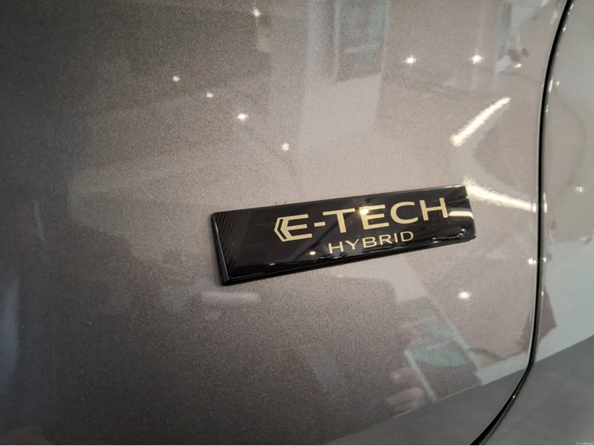 Renault Captur TECHNO E-TECH ** PLUG IN HYBRID ** - Image 5