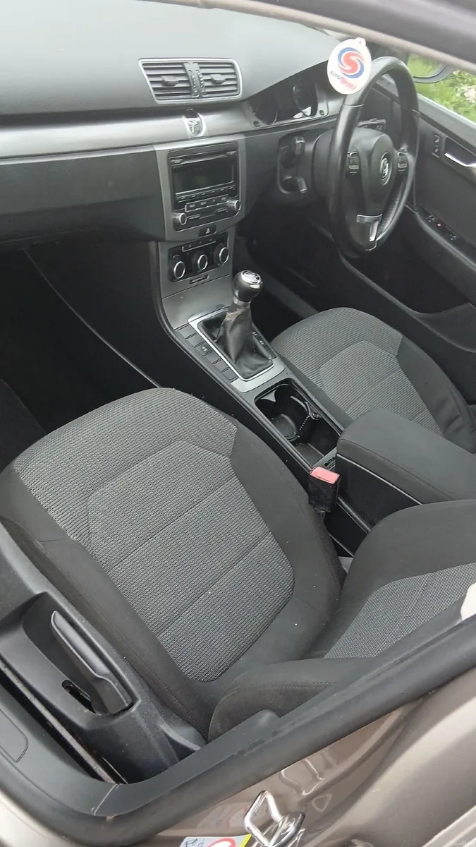 Volkswagen Passat 2011 - Image 3
