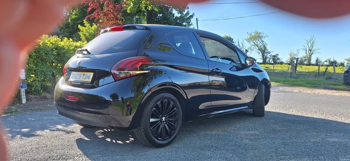 Peugeot 208 - Image 2