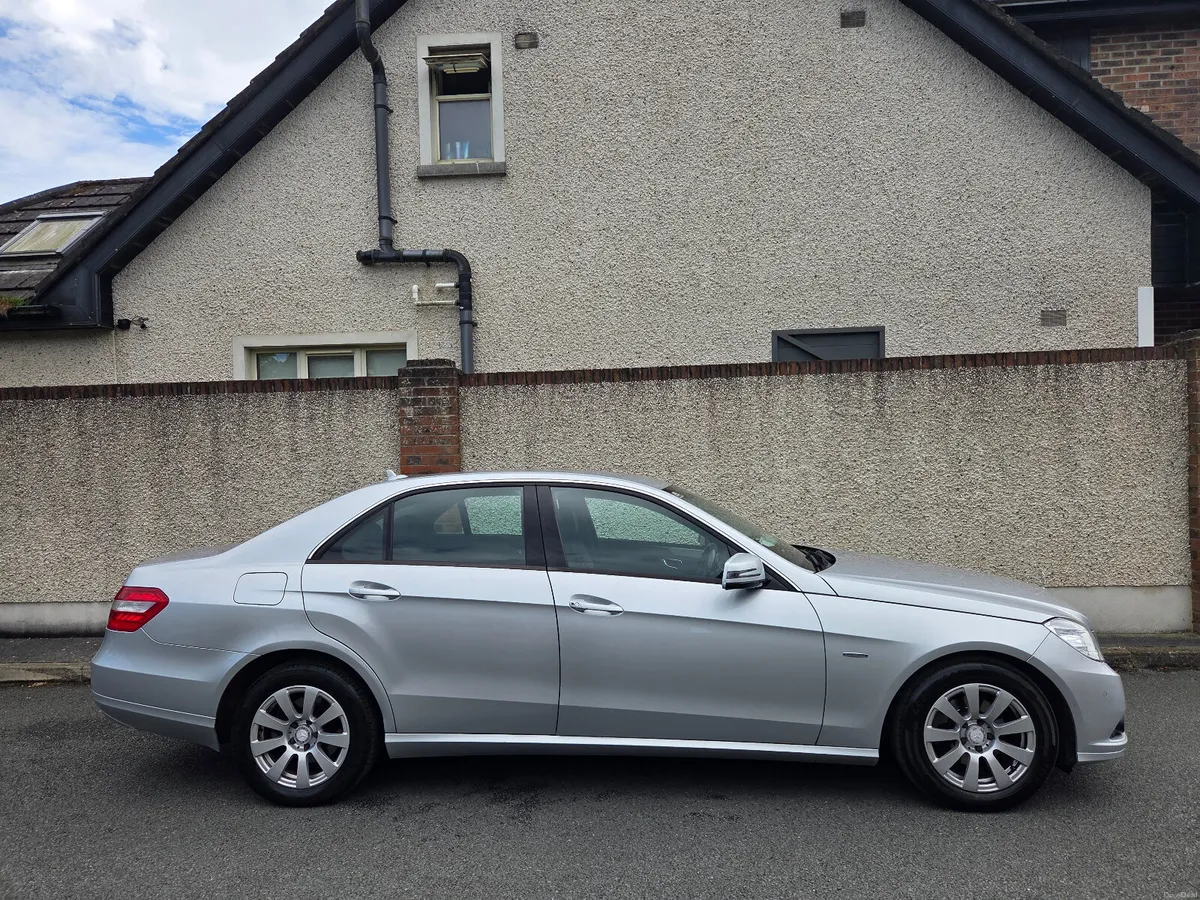 Mercedes-Benz E200, Manual, Mint condition - Image 3