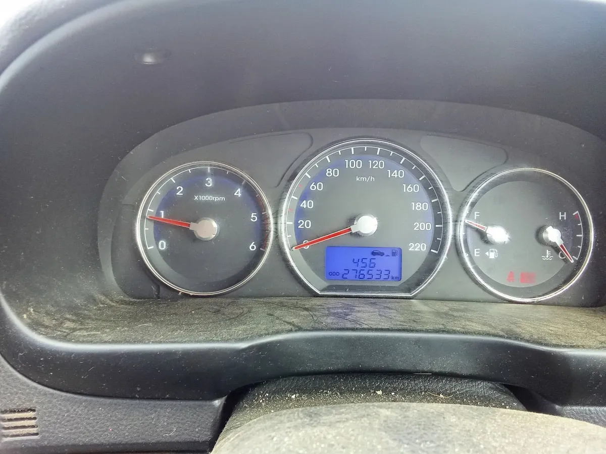 Hyundai Santa Fe 2011 - Image 2