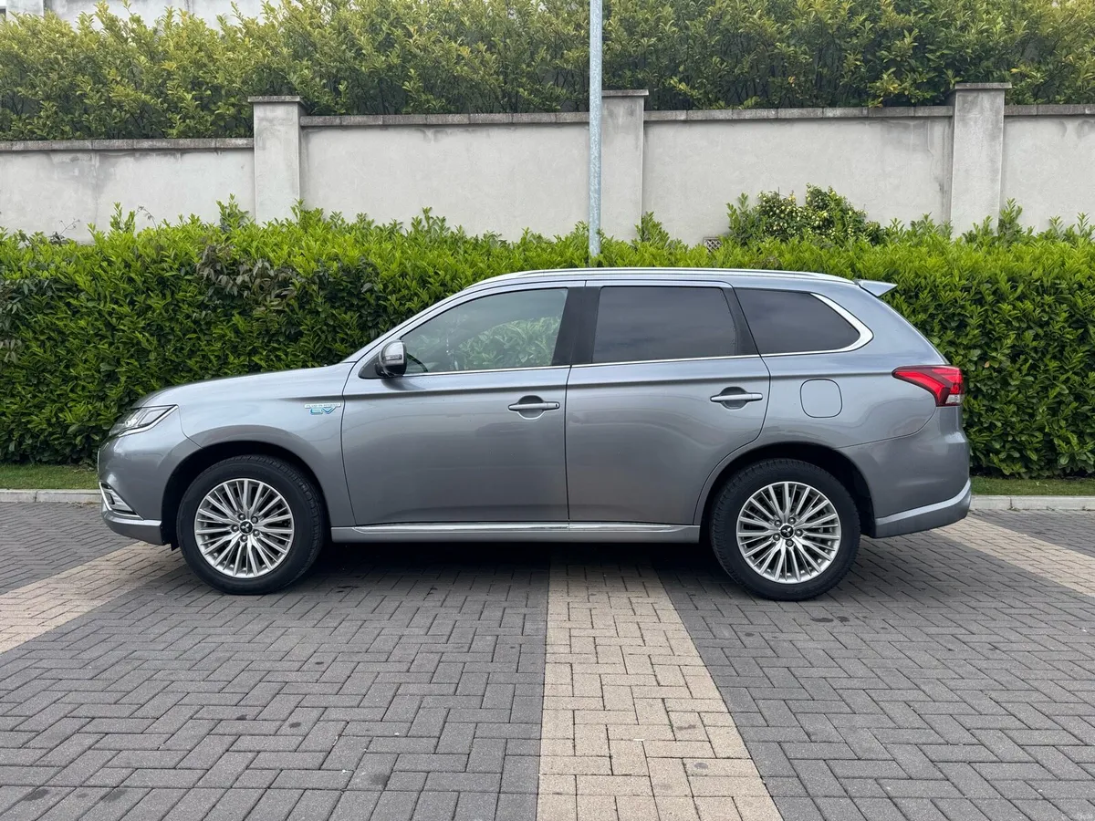 Mitsubishi Outlander  Plug-In Hybrid 4WD top Spec - Image 3