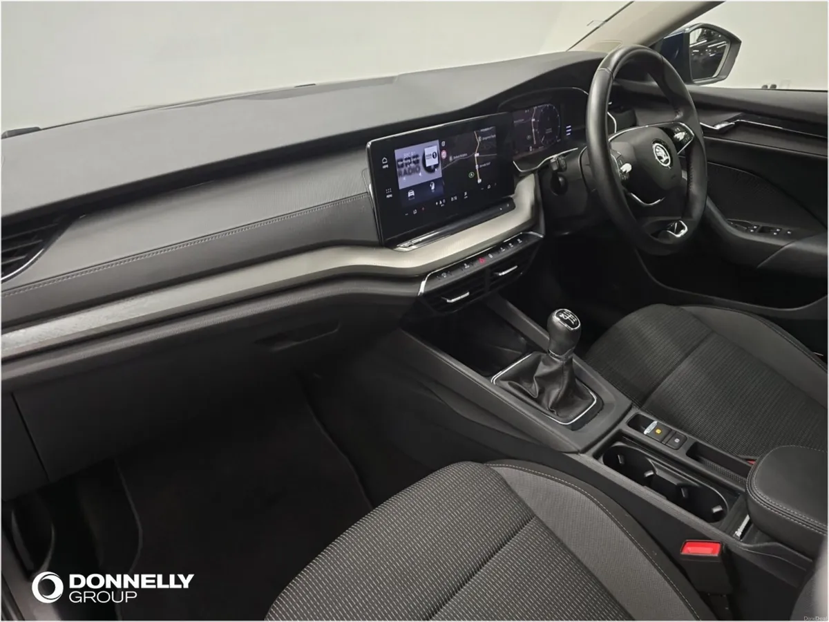 Skoda OCTAVIA Diesel Hatchback SE Technology - Image 2