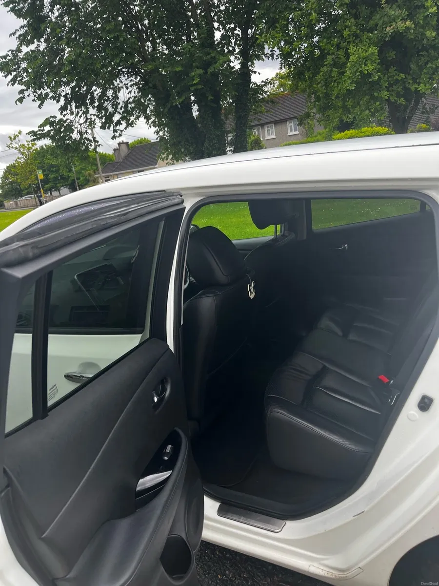 White Nissan Leaf Tekna - Image 3