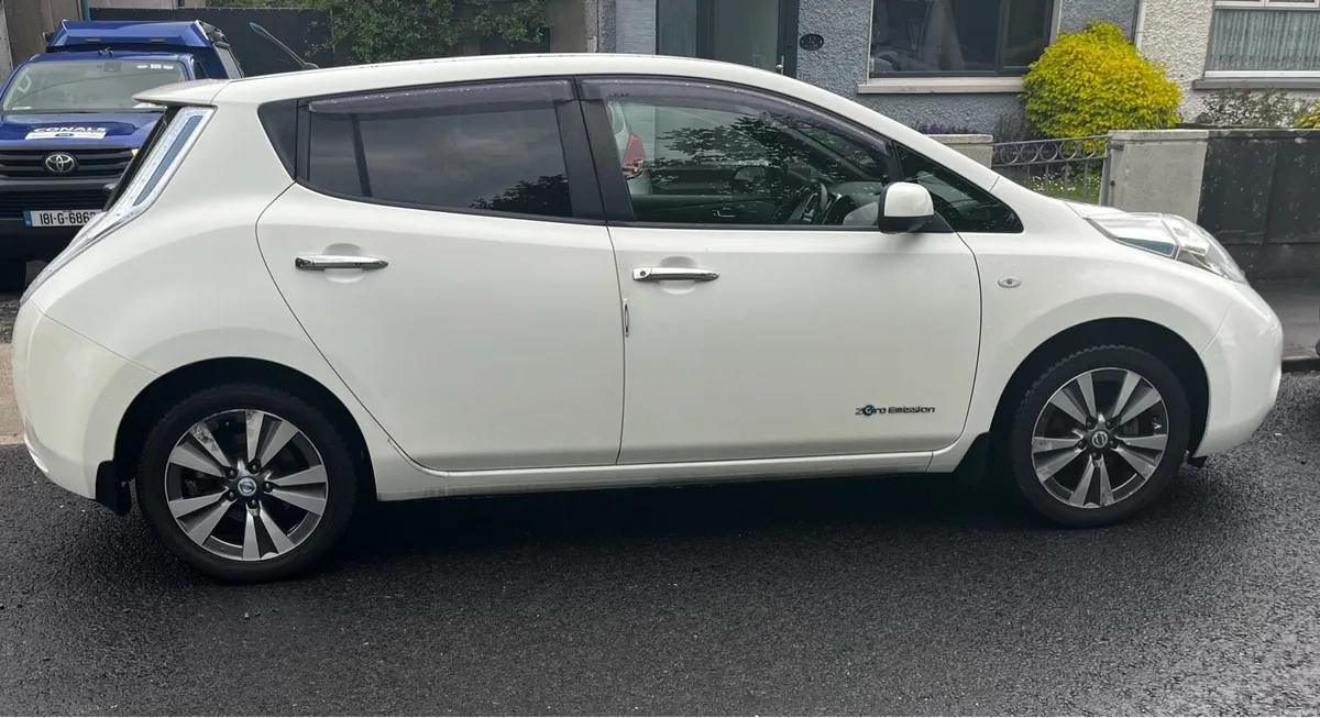 White Nissan Leaf Tekna - Image 4