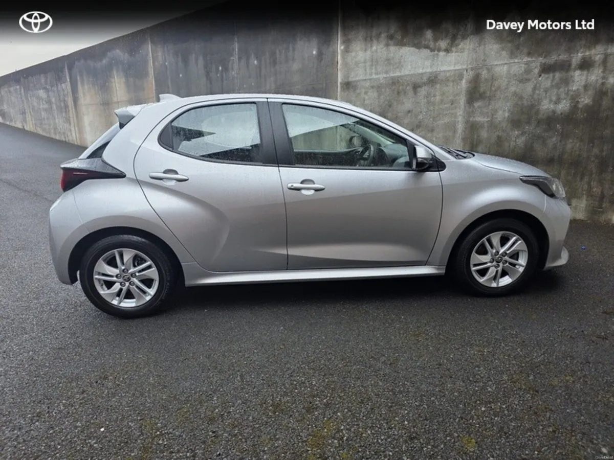 Toyota Yaris YARIS 1.5 HYBRID LUNA - Image 3