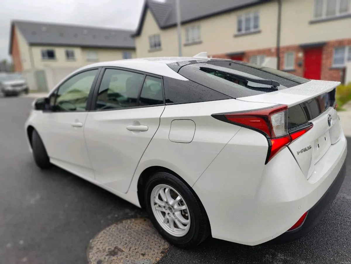 Toyota Prius 1.8 Hybrid Pearl White - Image 3