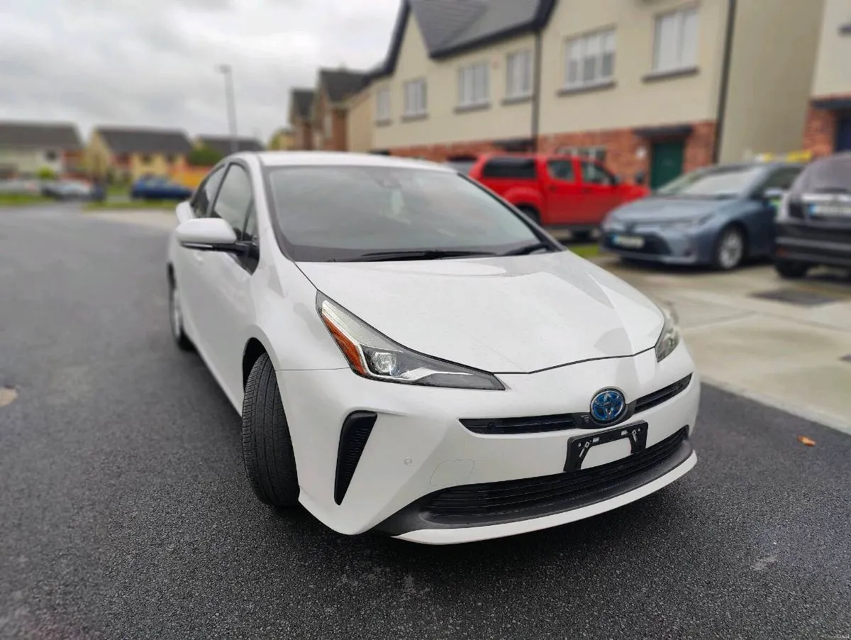 Toyota Prius 1.8 Hybrid Pearl White - Image 1