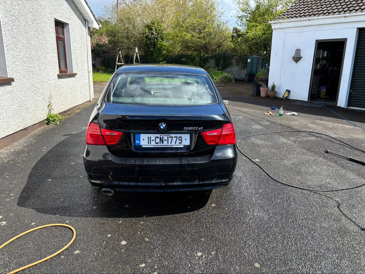 BMW 3-Series 2011 - Image 3