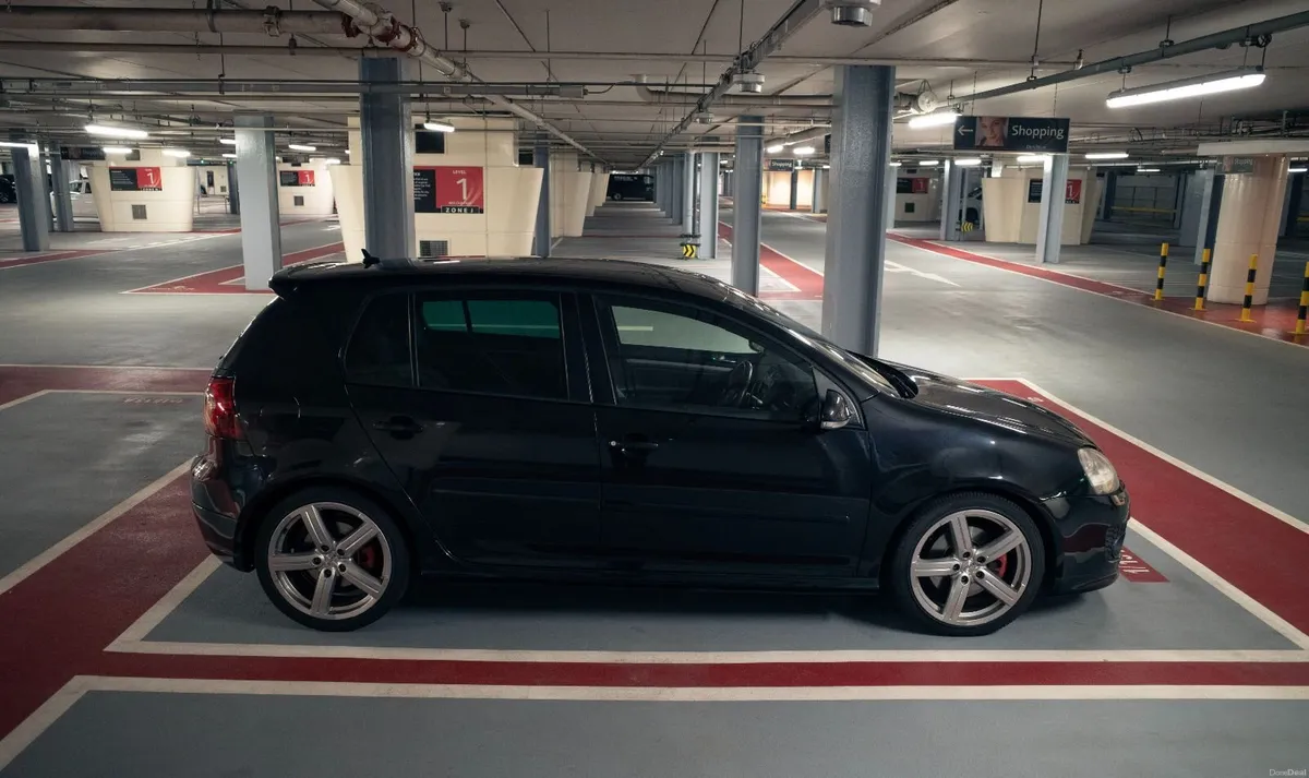 Volkswagen Golf GTI Pirelli edition - Image 3