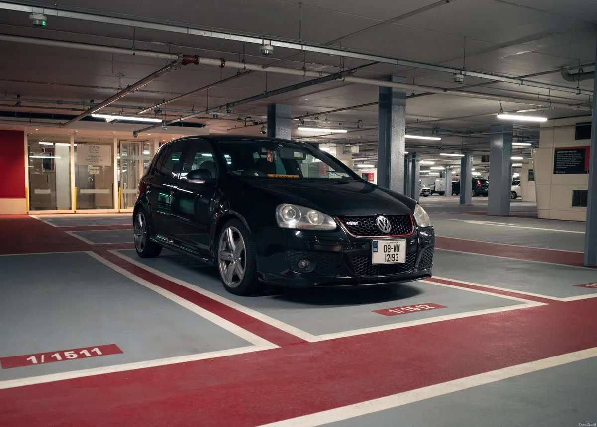Volkswagen Golf GTI Pirelli edition - Image 2