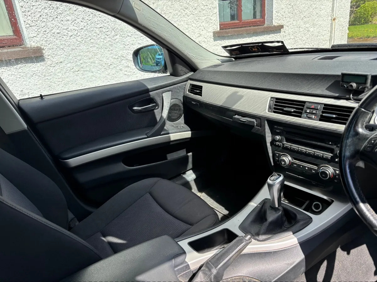 BMW 3-Series 2011 - Image 4