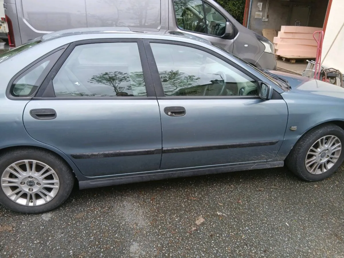 Volvo car - Image 6