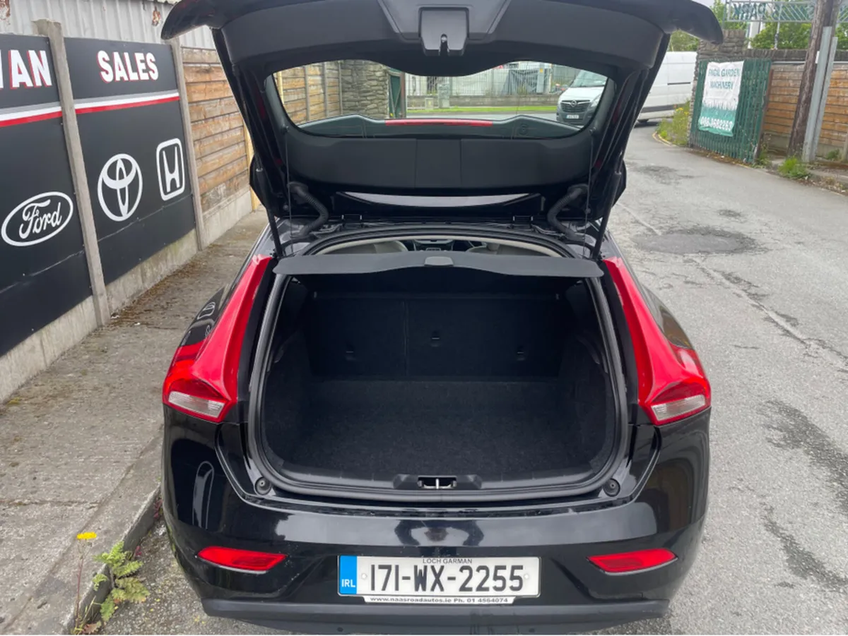 Volvo V40 D2 MOMENTUM ED GT 5DR AUTO - Image 6