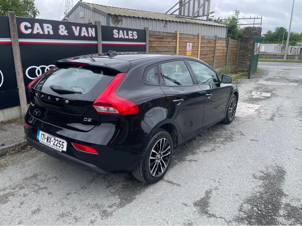 Volvo V40 D2 MOMENTUM ED GT 5DR AUTO - Image 4