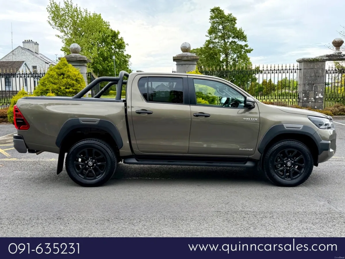 Toyota Hilux 2.8 D4D AUTO INVINCIBLE X CREW CAB=== - Image 2