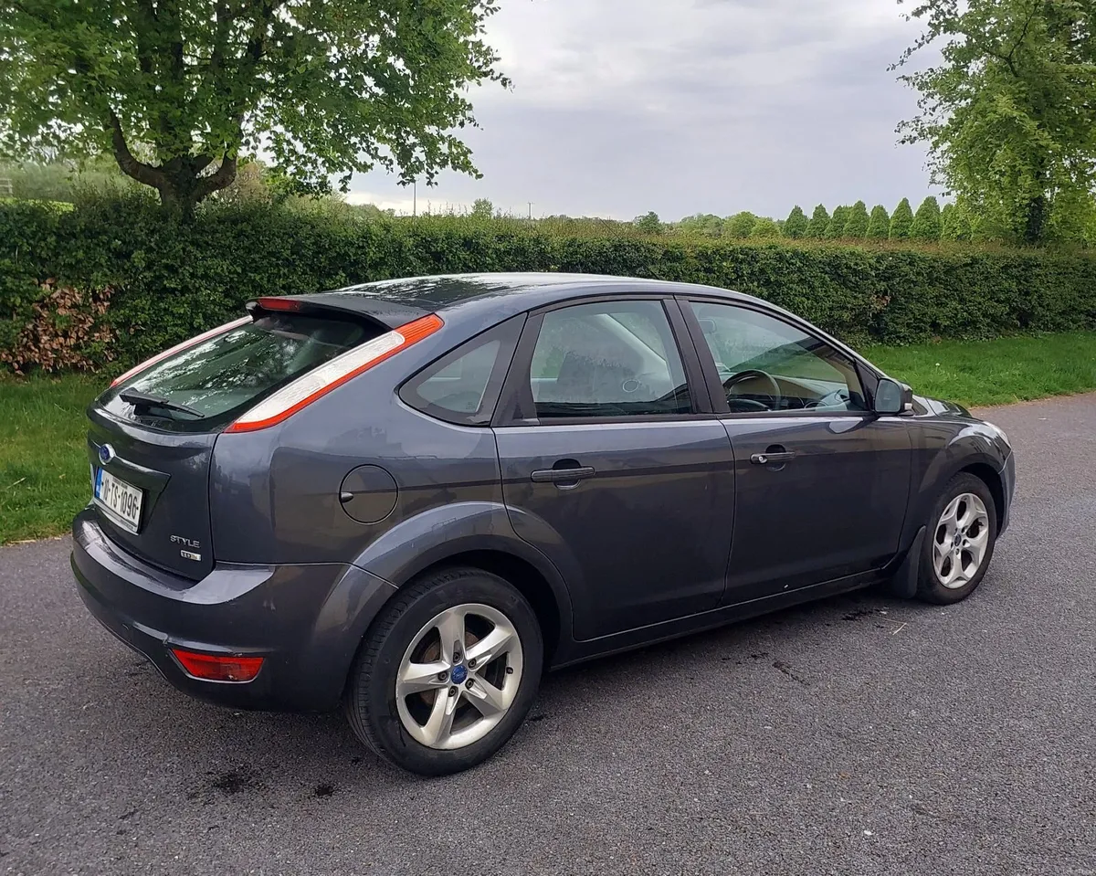 Ford Focus 2010 - Image 2